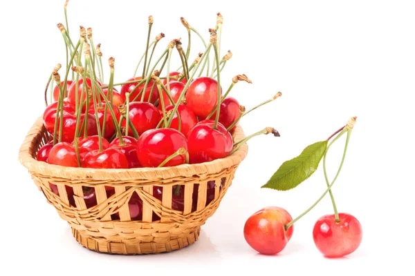 Cerises roses dans un panier en osier isolé sur fond blanc — Photo