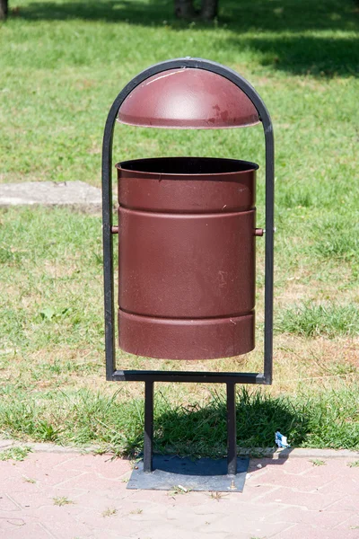 Rubbish bin on the street a background of grass — Stock Photo, Image