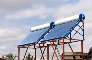 Çatıda güneş enerjili su ısıtıcıları yakın çekim