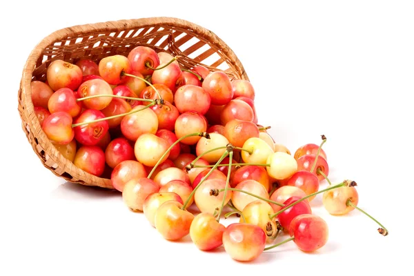 Cherry kuning dalam keranjang wicker Terisolasi pada latar belakang putih — Stok Foto
