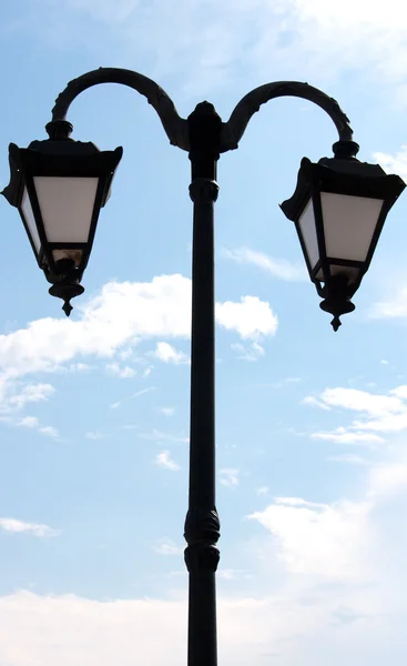 Vintage-Beleuchtung mit Doppel-Lampe Laterne Hintergrund des Himmels — Stockfoto