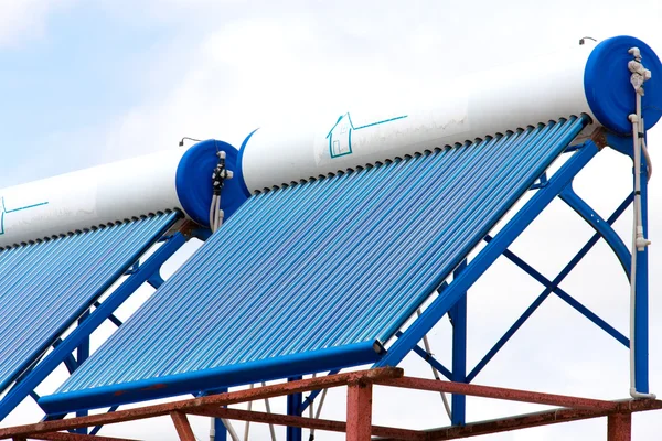 Solarwarmwasserbereiter auf dem Dach aus nächster Nähe — Stockfoto