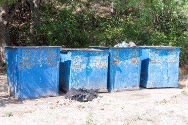 sokakta çöp için dört boş kapsayıcılar