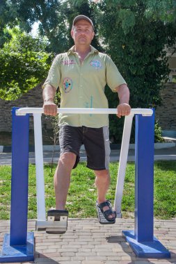 Lugansk, Ukrayna - 25 Mart 2016: açık spor malzemeleri Park yapıyor adam