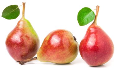 Üç kırmızı armut ile yaprakları üzerinde izole beyaz arka plan