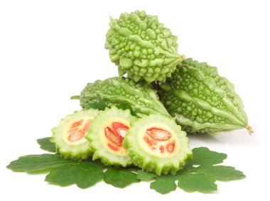 Yeşil momordica veya karela beyaz arka plan üzerinde izole yaprak ile