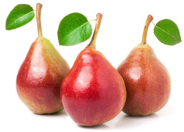 Üç kırmızı armut ile yaprakları üzerinde izole beyaz arka plan