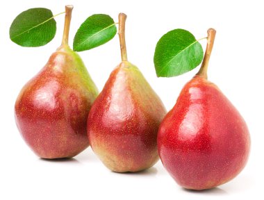 Üç kırmızı armut ile yaprakları üzerinde izole beyaz arka plan