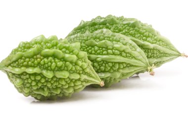 Üç yeşil momordica veya beyaz arka plan üzerinde izole karela