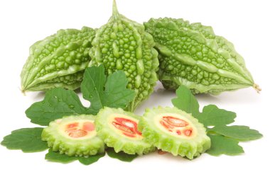 Yeşil momordica veya karela beyaz arka plan üzerinde izole yaprak ile