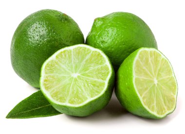 iki limes yarısı ve beyaz arka plan üzerinde izole yaprak ile