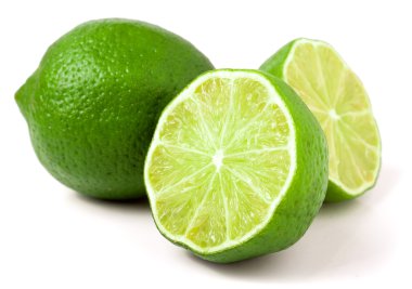 Beyaz arka plan üzerinde izole iki yarısı ile kireç