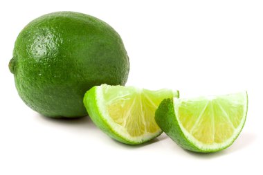 Beyaz arka plan üzerinde izole dilim limon