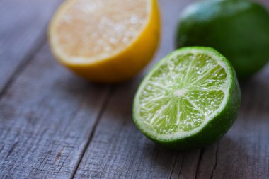 bir yarım limon ve ahşap zemin üzerine kireç