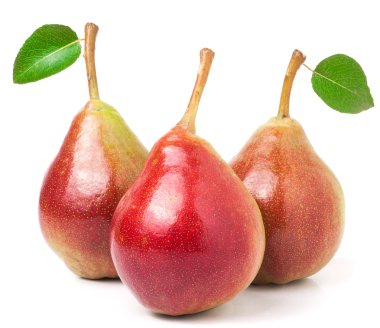 Üç kırmızı armut ile yaprakları üzerinde izole beyaz arka plan