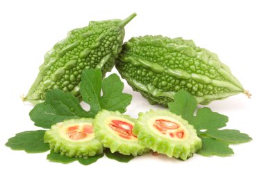 Yeşil momordica veya karela beyaz arka plan üzerinde izole yaprak ile