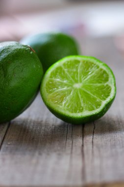Limes yarısı ahşap arka plan üzerinde
