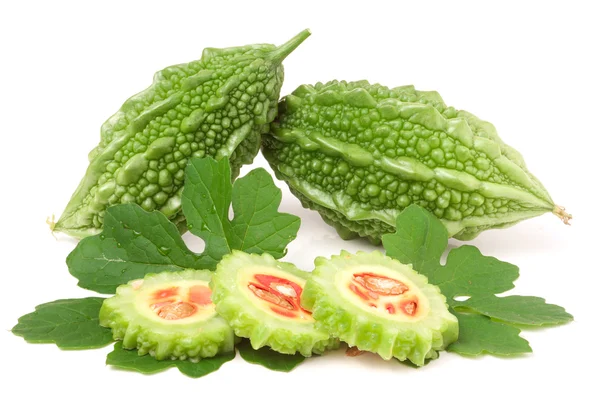 Momordica verde o karela con hoja aislada sobre fondo blanco — Foto de Stock