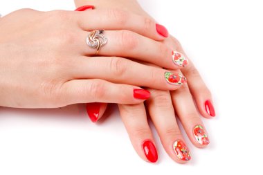 Beyaz arka plan üzerinde izole bir desen ile kırmızı manikür