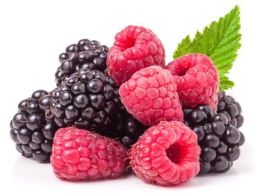 Ahududu ve böğürtlen ile yığını üzerinde izole beyaz arka plan bırakır