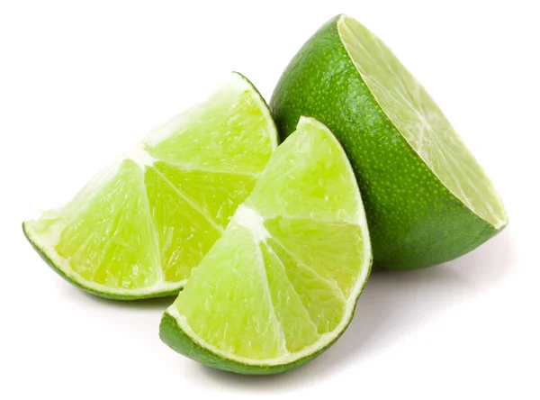 Lime met plakjes geïsoleerd op witte achtergrond — Stockfoto