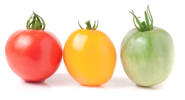 Красный желтый и зеленый помидоры изолированы на белом фоне — стоковое фото