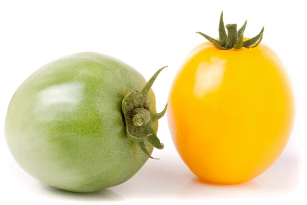 Rote und grüne Tomaten isoliert auf weißem Hintergrund — Stockfoto