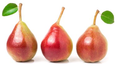 Üç kırmızı armut ile yaprakları üzerinde izole beyaz arka plan