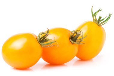 Beyaz arka plan üzerinde izole üç sarı domates