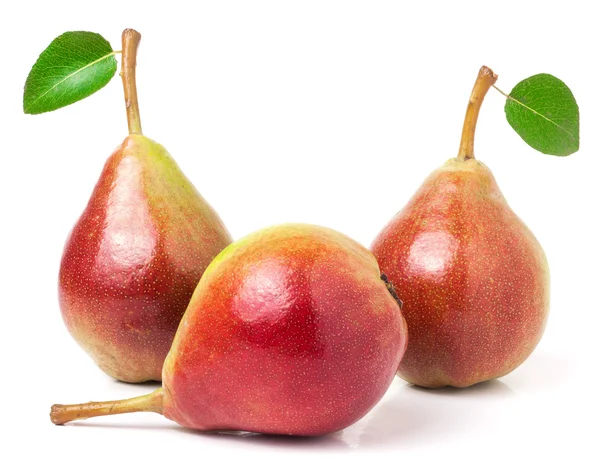 Üç kırmızı armut ile yaprakları üzerinde izole beyaz arka plan