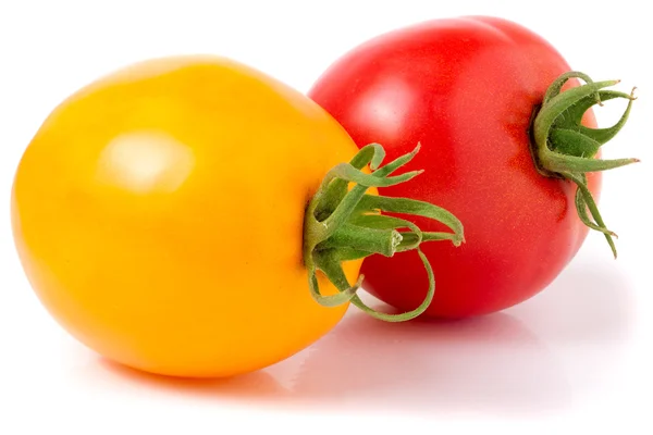 Rote und gelbe Tomaten isoliert auf weißem Hintergrund — Stockfoto