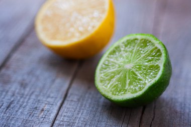 bir yarım limon ve ahşap zemin üzerine kireç