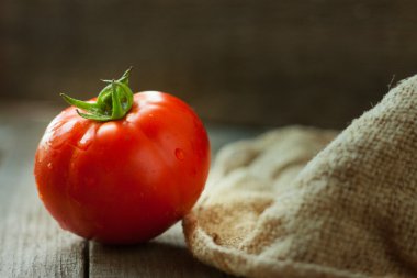 çul bir tahta masada bir domates