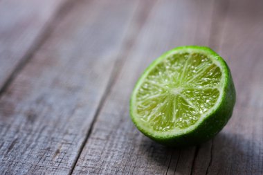 yarım kireç ahşap arka plan üzerinde