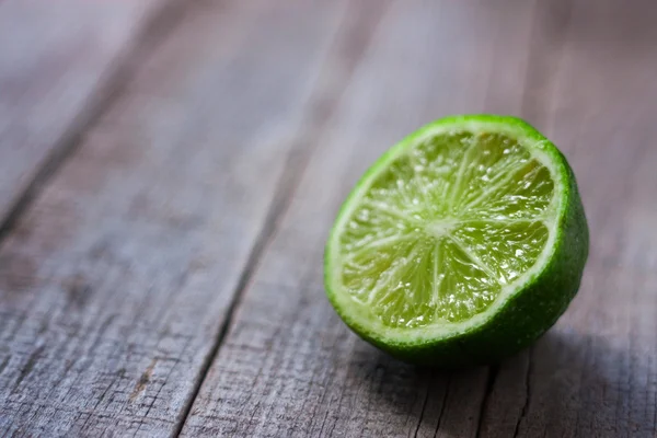 yarım kireç ahşap arka plan üzerinde