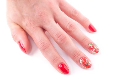 Beyaz arka plan üzerinde izole bir desen ile kırmızı manikür