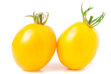 Beyaz arka plan üzerinde izole iki sarı domates