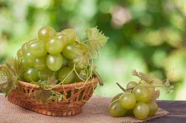 arka plan bulanık ahşap tablo hasır sepet içinde Yeşil üzüm