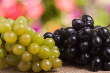 Tablo arka plan bulanık ile mavi ve Yeşil üzüm