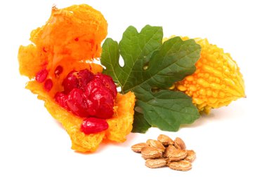 yaprak ve tohum beyaz arka plan üzerinde izole sarı duyurulan momordica