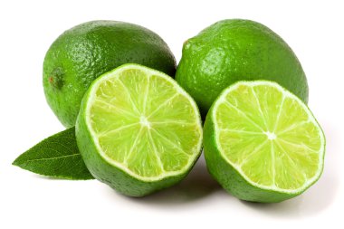 iki limes yarısı ve beyaz arka plan üzerinde izole yaprak ile