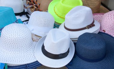 sayaç piyasada güneş şapkaları