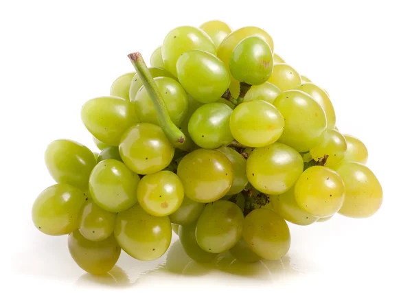 Bando de uvas verdes isoladas sobre fundo branco — Fotografia de Stock