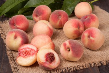 ahşap masa üzerinde bir hasır sepet şeftali