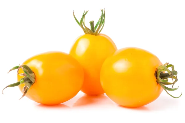 Tres tomates amarillos aislados sobre fondo blanco — Foto de Stock