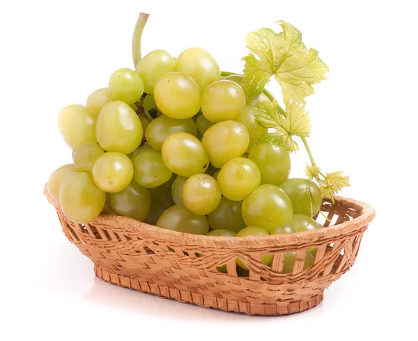 Raisins verts dans un panier en osier isolé sur fond blanc — Photo