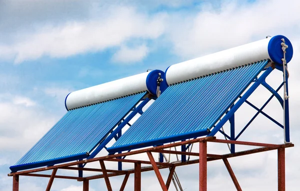 Çatıda güneş enerjili su ısıtıcıları yakın çekim
