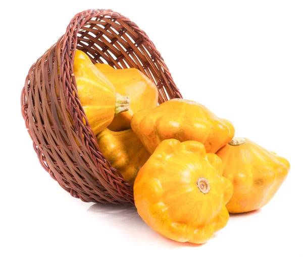 Zucca gialla pattypan in un cestino di vimini isolato su sfondo bianco — Foto Stock