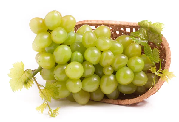 Raisins verts dans un panier en osier isolé sur fond blanc — Photo