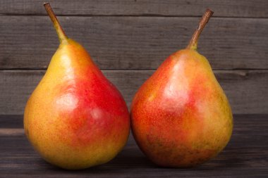 koyu ahşap arka plan üzerinde iki armut